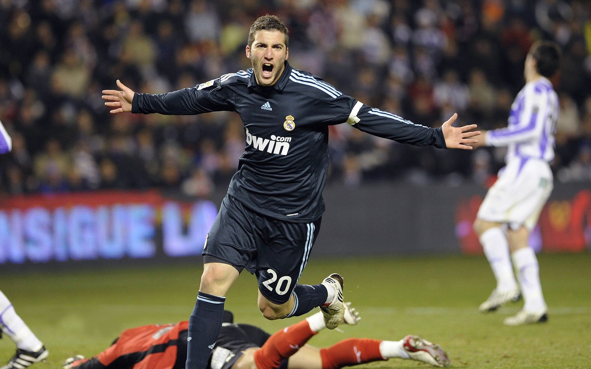 瑞·弗兰：在防守端的无懈可击和进攻端的犀利突破让他成为全黑队的中流砥柱